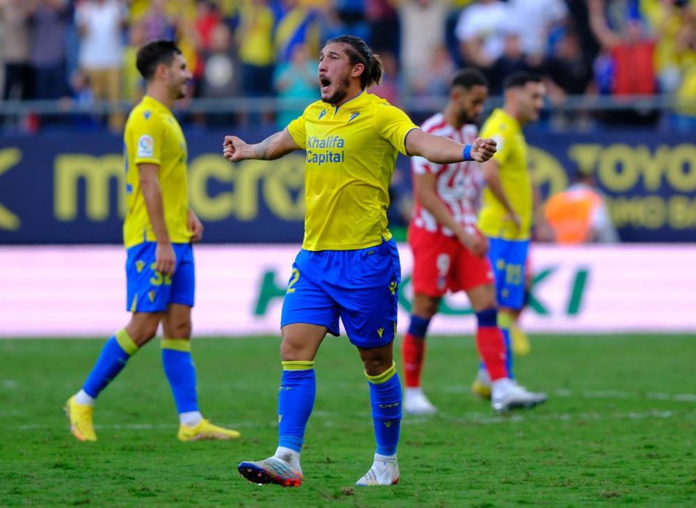 C罗与对手“扭打”获黄牌 本赛季他吃黄牌数量比进球多